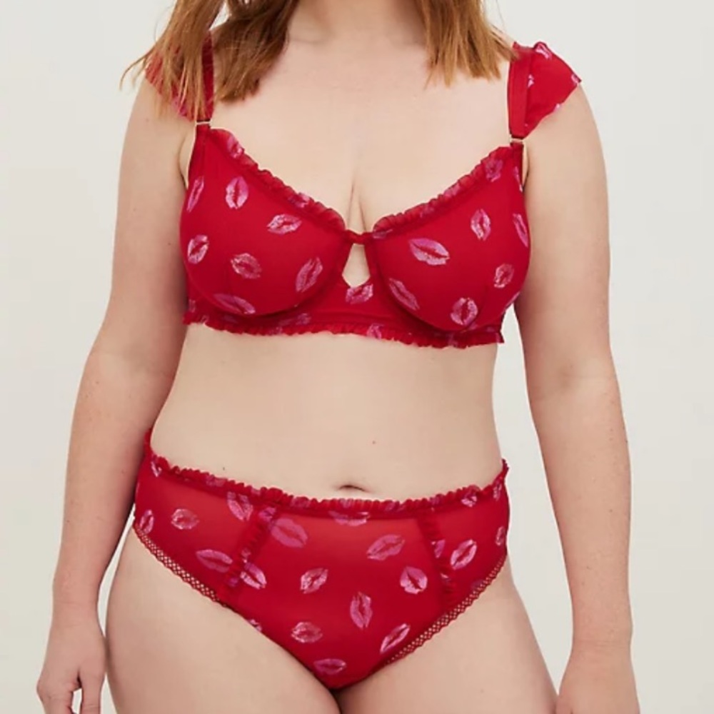 TORRID BRALETTE & PANTY SET -MESH RUFFLE LIPS size 4